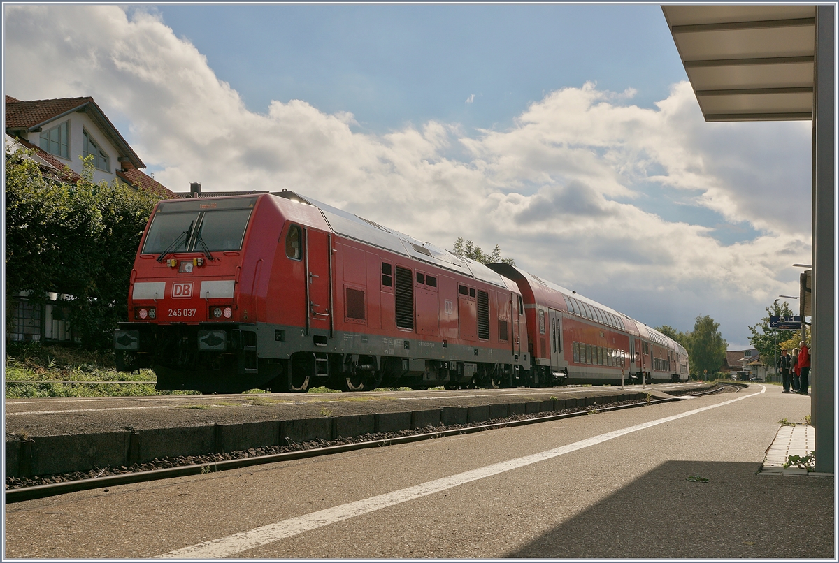 In a bad light: The DB V 247 037 wiht an IRE to Lindau in Nonnenhorn.
24.09.2018