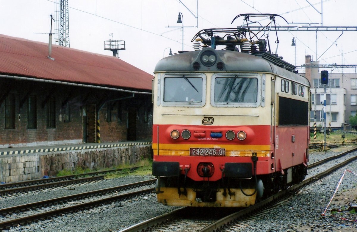 In a rainy Breclav, 242 248 ruins round on 22 May 2007.