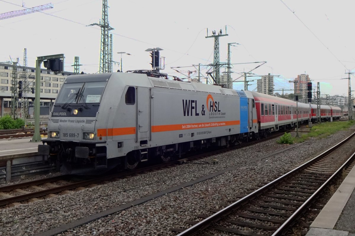 In bad weather, HSL/WFL 185 689 enters Stuttgart Hbf with a replacement RB for Abellio on 23 September 2020.