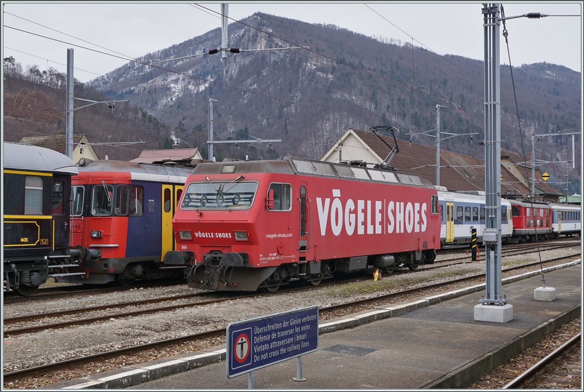 In Balstal, among others, the Re 456 094 is in the advertising livery  Vögele Shoes  and even freshly pressed.

March 21, 2021