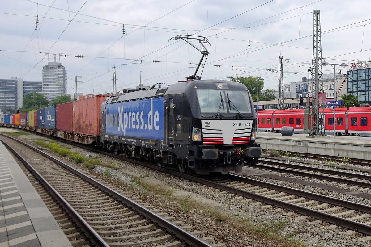 In damp conditions, BoxXpress X4E-854 passes through München Ost with a northbound train on 21 September 2021.