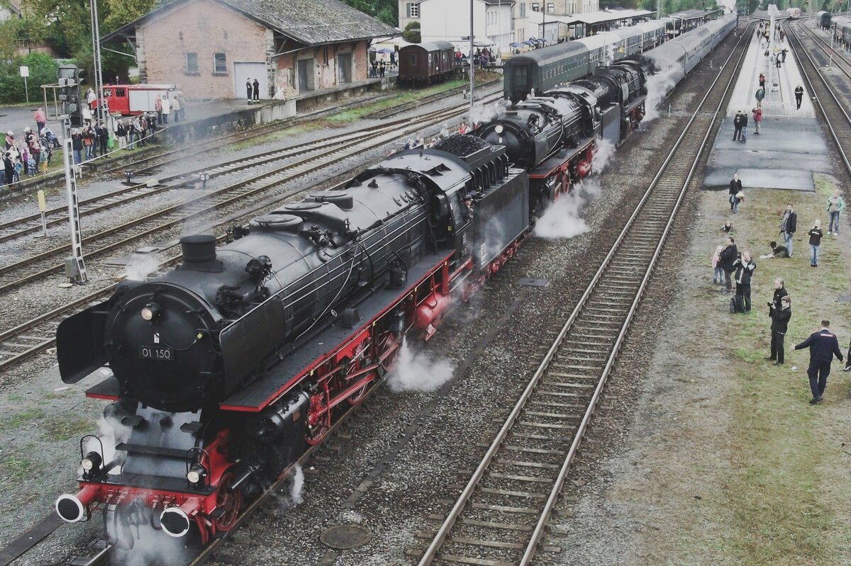 In darts, triple-1 is not that very good a score, but on 21 September 2014 a rather different triple-1 was scored at Neuenmarkt-Wirsberg during a steam bonanza, centered on Class 01, three of which will haul another enthousiasts' train across the Schiebe Ebene, with 01 150 leading the ride.
