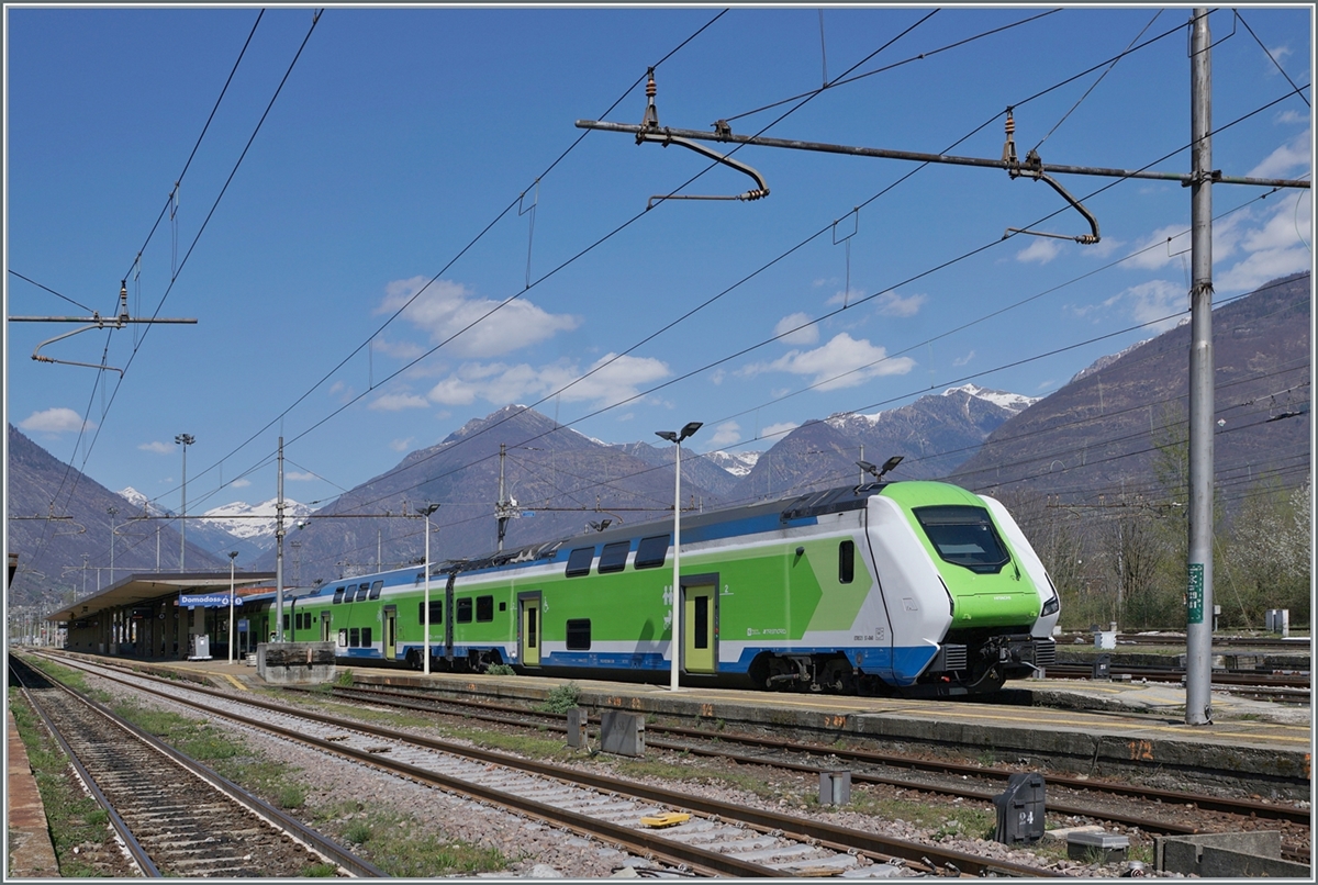 In Domosossola is waiting a Trennord ETR 421  Rock  to his departre to Milan. 

04.04.2025  