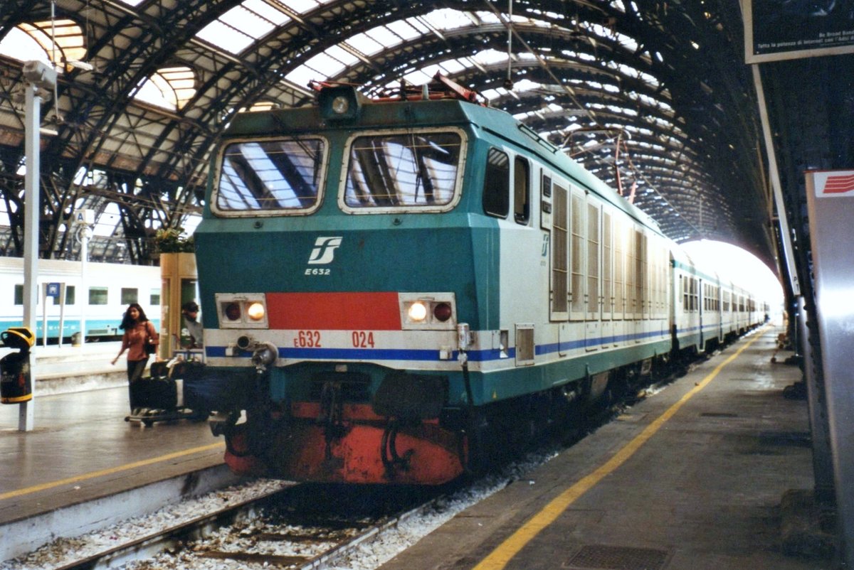 In experimental livery, FS E 632 024 stands on 17 June 2001 at Milano Centrale.