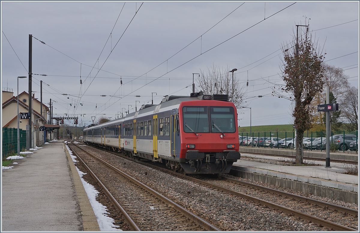 In Frasne the SBB NPZ RBDe 562 is waiting his departure to Neuchatel.

23.11.2019