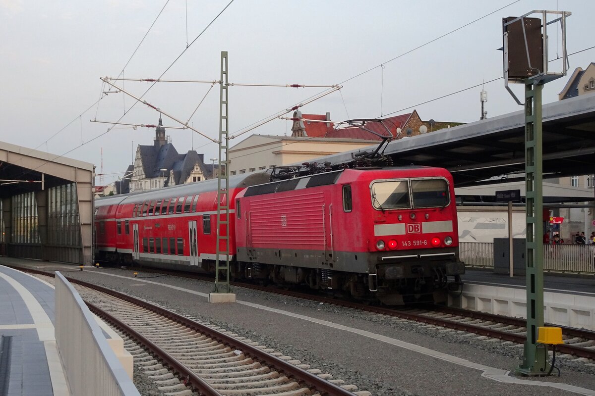In Halle (Saale) Hbf, DB 143 591 just got in with an S-2 to Halle-Trotha on 8 July 2022. This is one of the last DB Regio Class 143 duties.