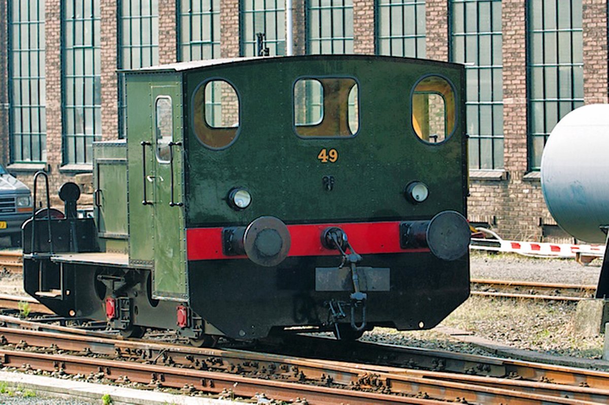 In her last year, SHM 49 stands at Hoorn on 24 October 2009. This shunter was sadly damaged beyond repair due to a maintenance accident and had to be scrapped.