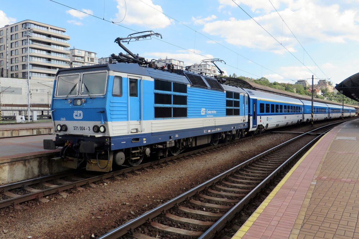 In her twilight: 371 004 stands on 12 June 2022 at Praha hl.n. with a test train of InterJet coaches. These coaches are derived from ÖBB RailJet stock.