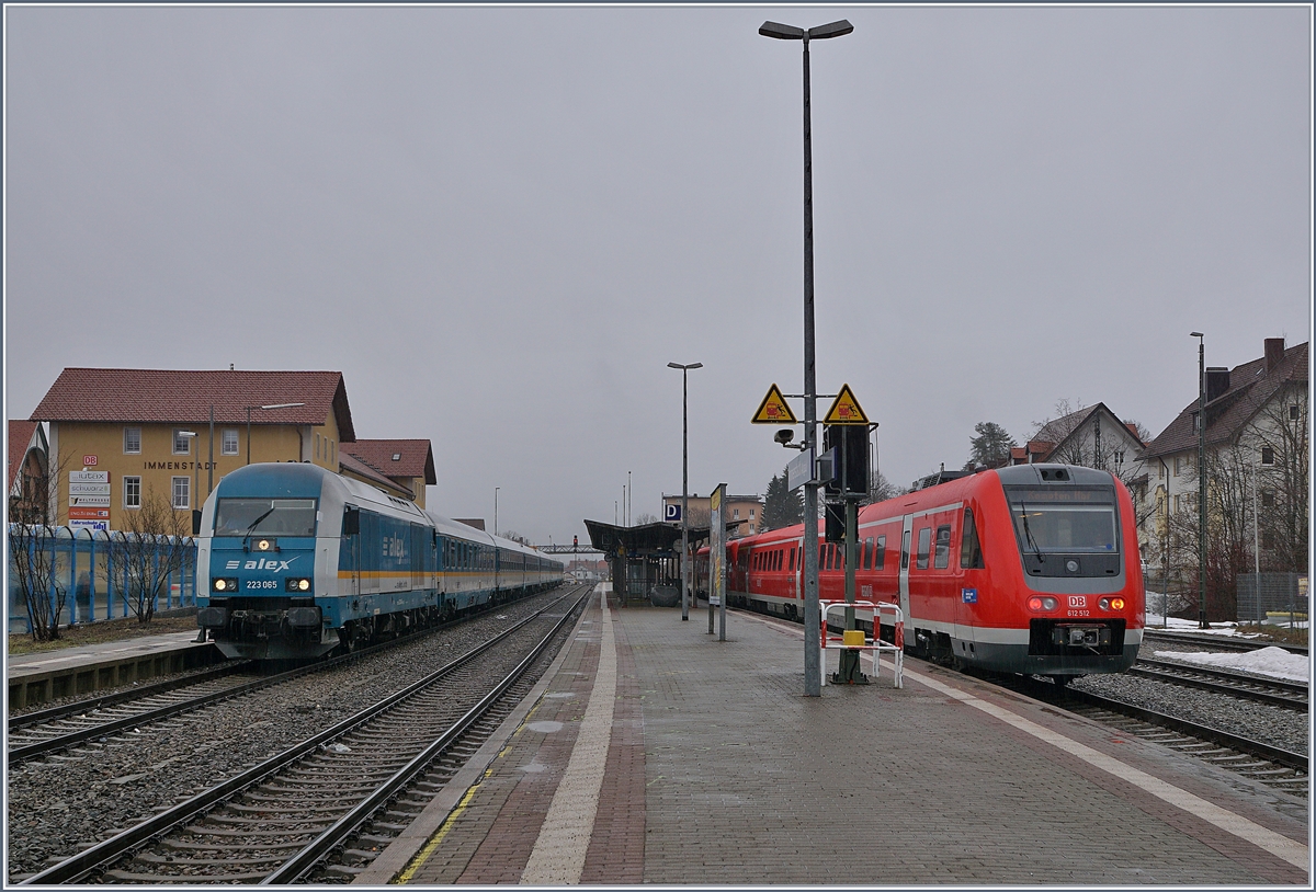 In Immenstaad waiting a V 223 with his  Alex  to Lindau und a VT 612 to Kempten his Departure times. 

15.03.2019