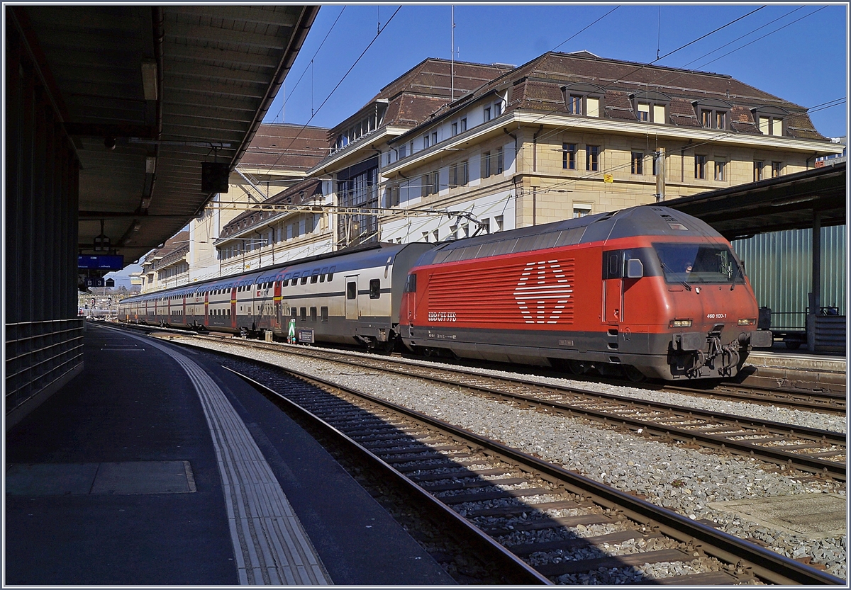 In Lausanne wartet die SBB Re 460 100-1 mit ihrem IR 15 nach Luzern auf die Abfahrt. Mit der Ablieferung der SBB Twindexx werden die Re 460/Dosto 2000 zunehmend ersetzt. 

1. April 2020 