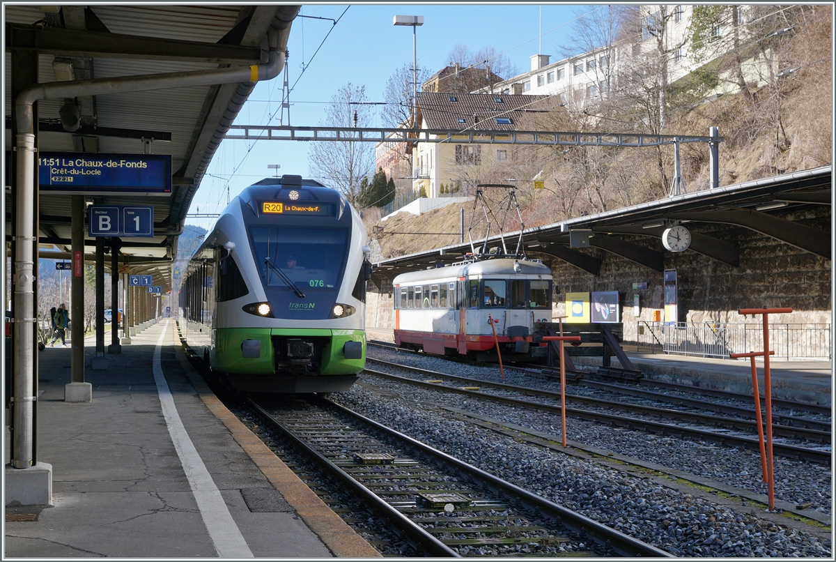 In Le Locle, the TransN RABe 523 076 to Neuchâtel, rented by the SBB, is waiting to depart. On plattform 3 is the 74 year old BDe 4/4 N° of the TransN (ex RdB, cmn) to Les Brenets.
February 3, 2024