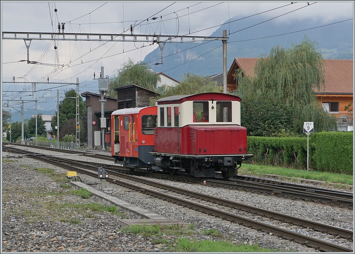 In Meiringen, the Ta 2/2 No. 3 can be admired; this battery-powered railcar was put into service by the Oberhasli Power Plant (KWO) in 1931 on the Meiringen-Innertkirchen line, which was still operated as an industrial railway at the time and first appeared in the timetable in 1946.

The Ta 2/2 No. 3 was decommissioned in 1977 and sold to the DEV (German Railways) in Bruchhausen-Vilsen as the T 46 in 1979.

In 2024, the Ta 2/2 No. 3 was exchanged for an unspecified Tm 3, and the Ta 2/2 3 was brought back to Meiringen.

August 23, 2025