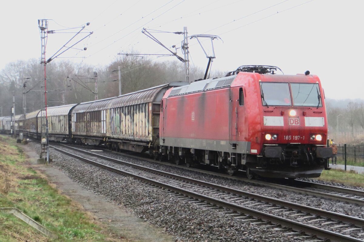 In murky weather conditions, 185 197 hauls a block train  into venlo on 17 December 2021 and passes the railway crossing at Vierpaardjes. In a few years, this photo spot will disappear because a tunnel is already in the planning phase.