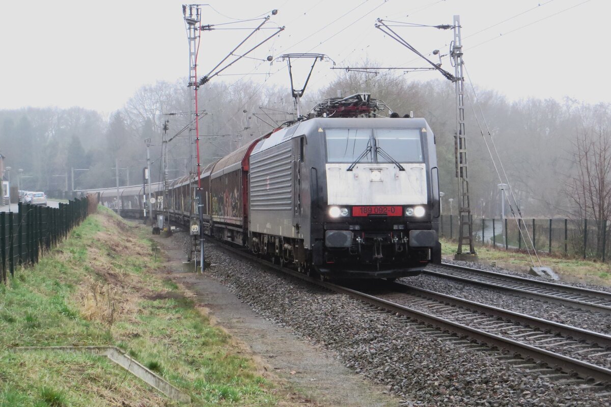 In murky weather conditions, 189 092 hauls a block train  into Venlo on 17 December 2021 and passes the railway crossing at Vierpaardjes. In a few years, this photo spot will disappear because a tunnel is already in the planning phase.