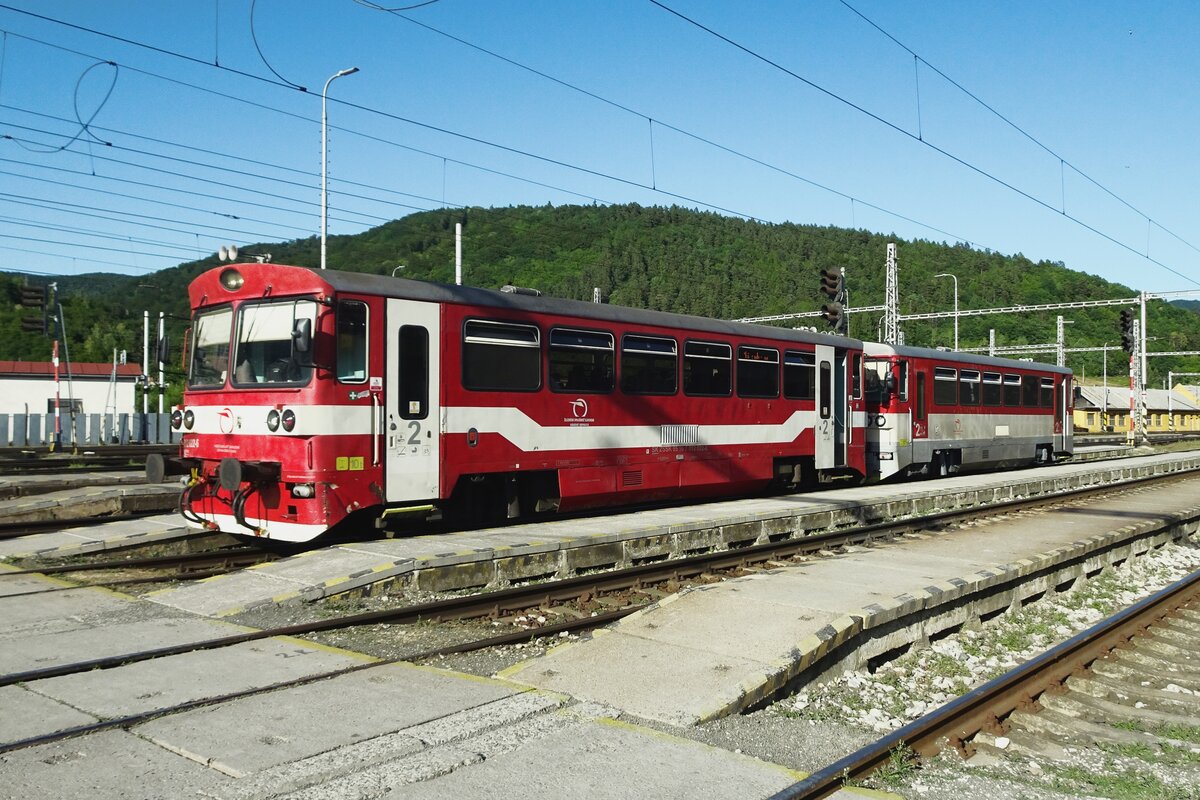 In older livery ZSSK 812 022 waits for passengers on 22 June 2022 at Margecany.