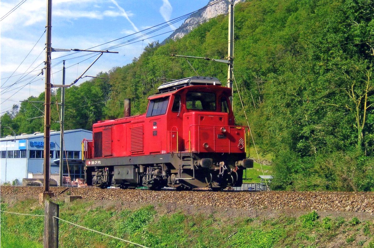 In red: SBB 18842 speeds past Erstfeld on 15 September 2011.
