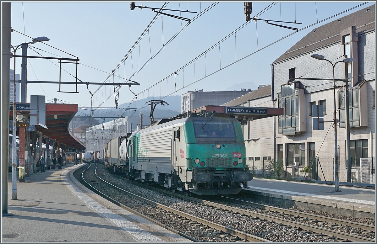 In the bad light is comming the next SNCF Cargo Service trough the Chambéry-Challes-les-Eaux Station with the BB 27062.

22.03.2022