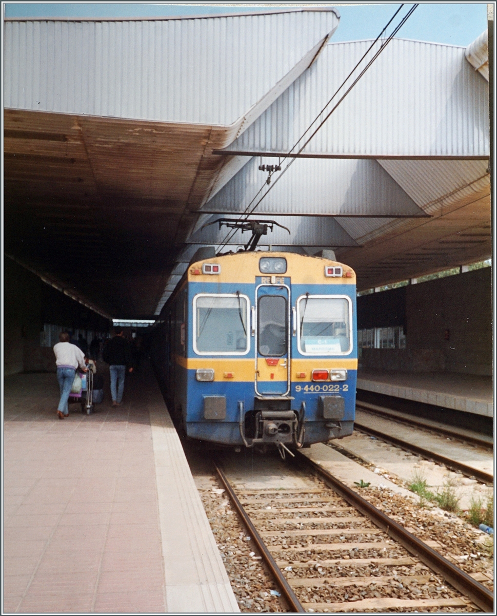 In the Barceolana airport train station, the Renfe railcar 9-440-022-2 is waiting for its passengers and the departure towards the city center.

Analogue picture from May 1990