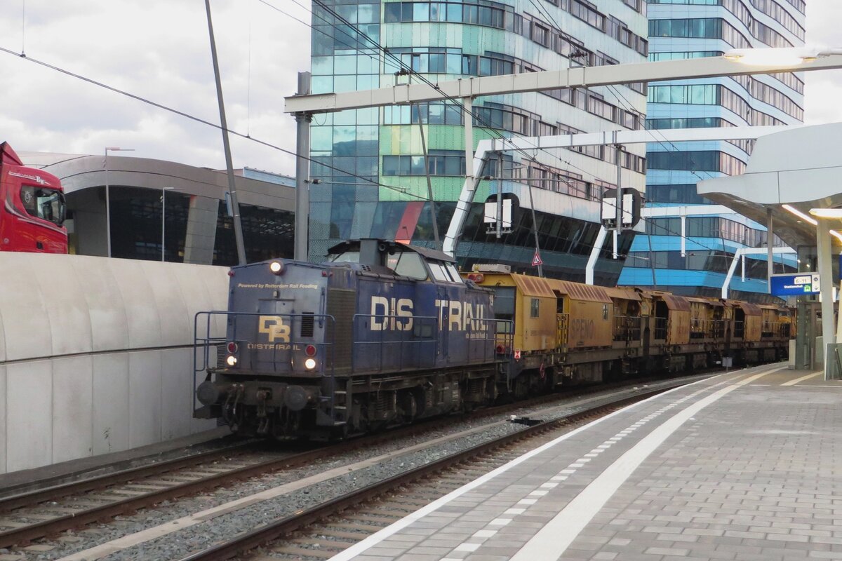 In the early hours of 2 September 2022 RRF 19 -in DistriRail blue- hauls a SPENO working train through Arnhem.