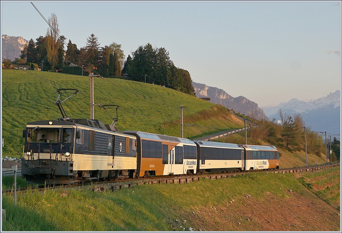 In the last daylight runs the MOB GDe 4/4 6004  Interlaken  wiht his Panormic Express from Montreux to Zweismmen and is here by Planchamp. 

11.04.2020