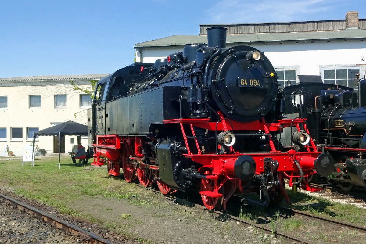 In the nick of time, just before the festivities on 50 Years of the Bayerisches Eisenbahnmuseum at Nördlingen, 64 094 was cosmetically restored and shows herself at the BEM on 1 June 2019.