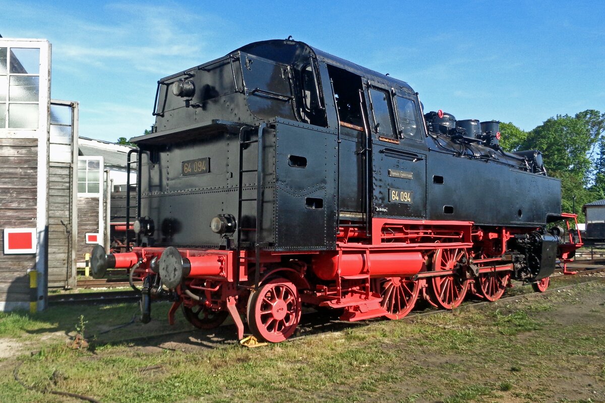 In the nick of time, just before the festivities on 50 Years of the Bayerisches Eisenbahnmuseum at Nördlingen, 64 094 was cosmetically restored and shows herself at the BEM on 1 June 2019.