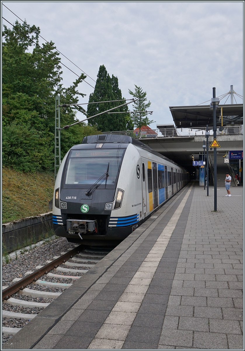 In the opposite direction, the DB Stuttgart S-Bahn train 430 716 is on its way. In Echterdingen, the train is almost at the end of its journey, Stuttgart Airport.

July 8, 2026