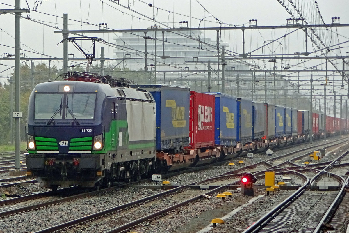 In the pouring rain, LTE 193 733 enters Nijmegen with the Rzepin intermodal shuttle on 1 November 2019. 