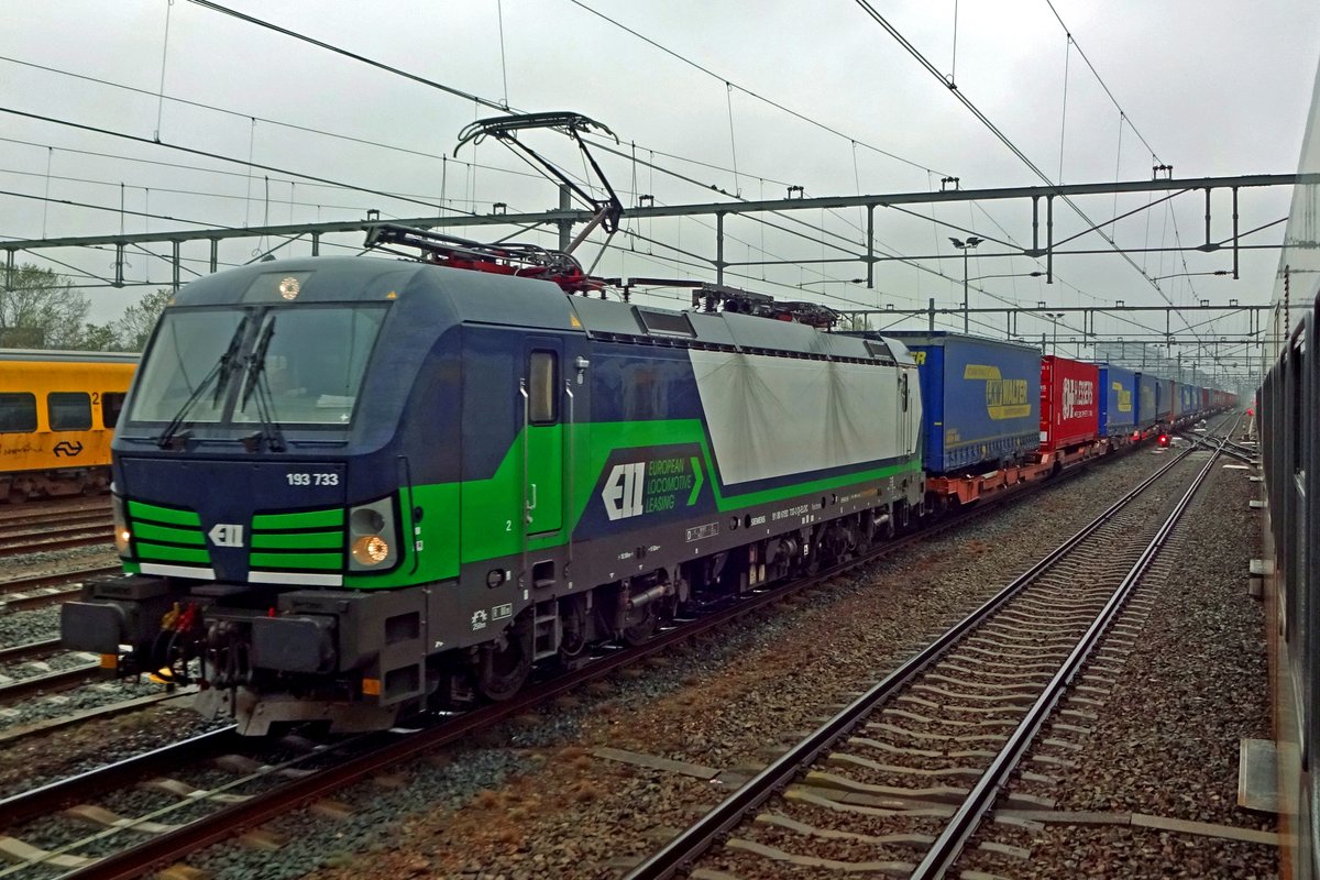 In the pouring rain, LTE 193 733 stands in Nijmegen with the Rzepin intermodal shuttle on 1 November 2019. Shot from 'my' train.