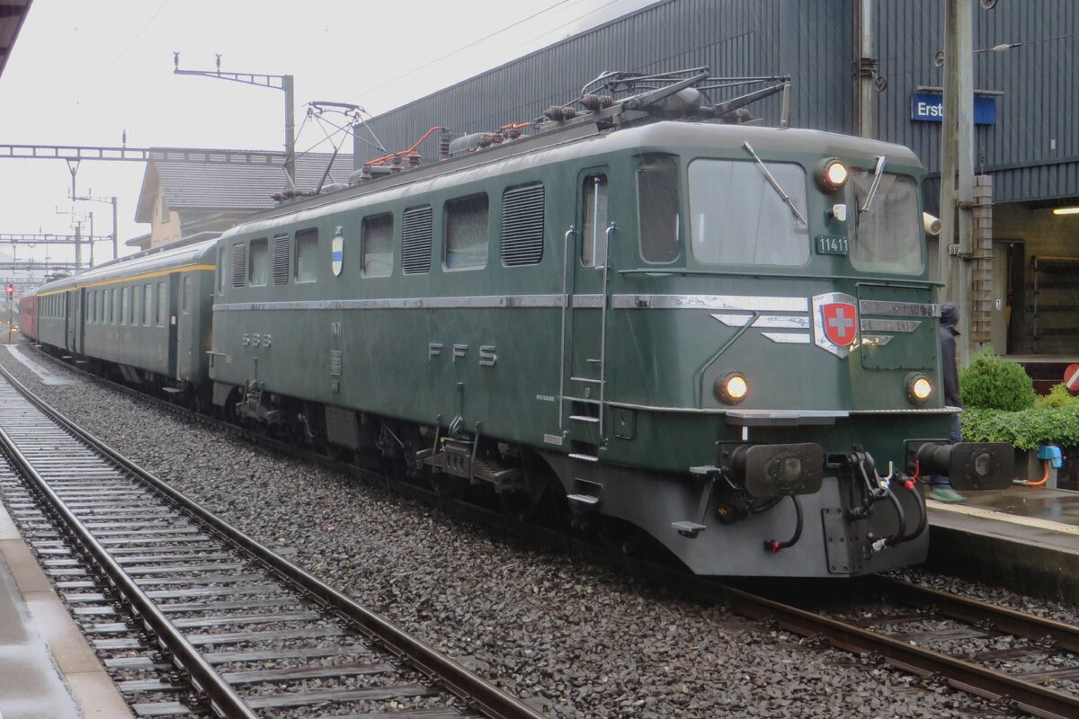 In the pouring rain, SBB Historic 11411 awaits the departure at Erstfeld with an extra train on 19 September 2021.