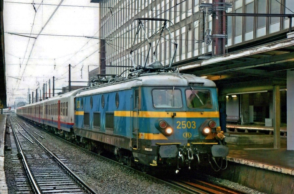 In the pouring rain SNCB 2503 quits Bruxelles-Midi with a peak hour train on 12 September 2009.