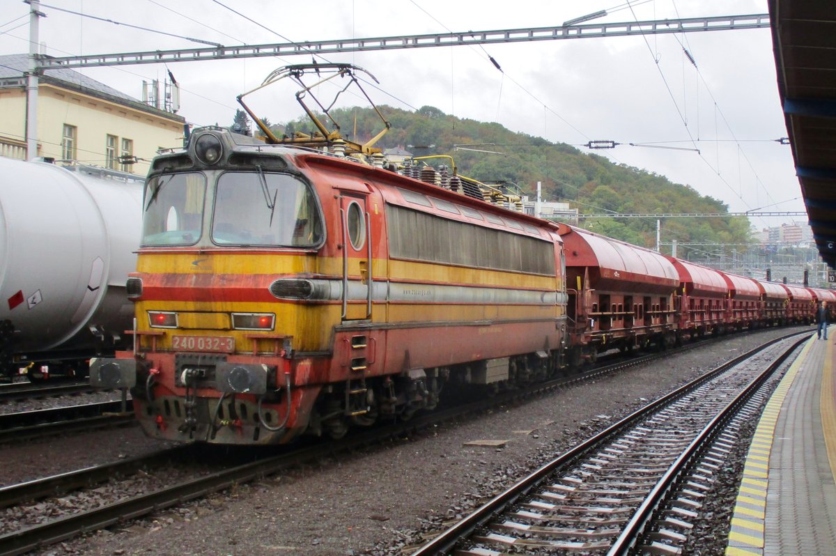 In the pouring rain, ZSSL Cargo 240 032 banks a freight through Bratislava hl.st. on 19 September 2017.