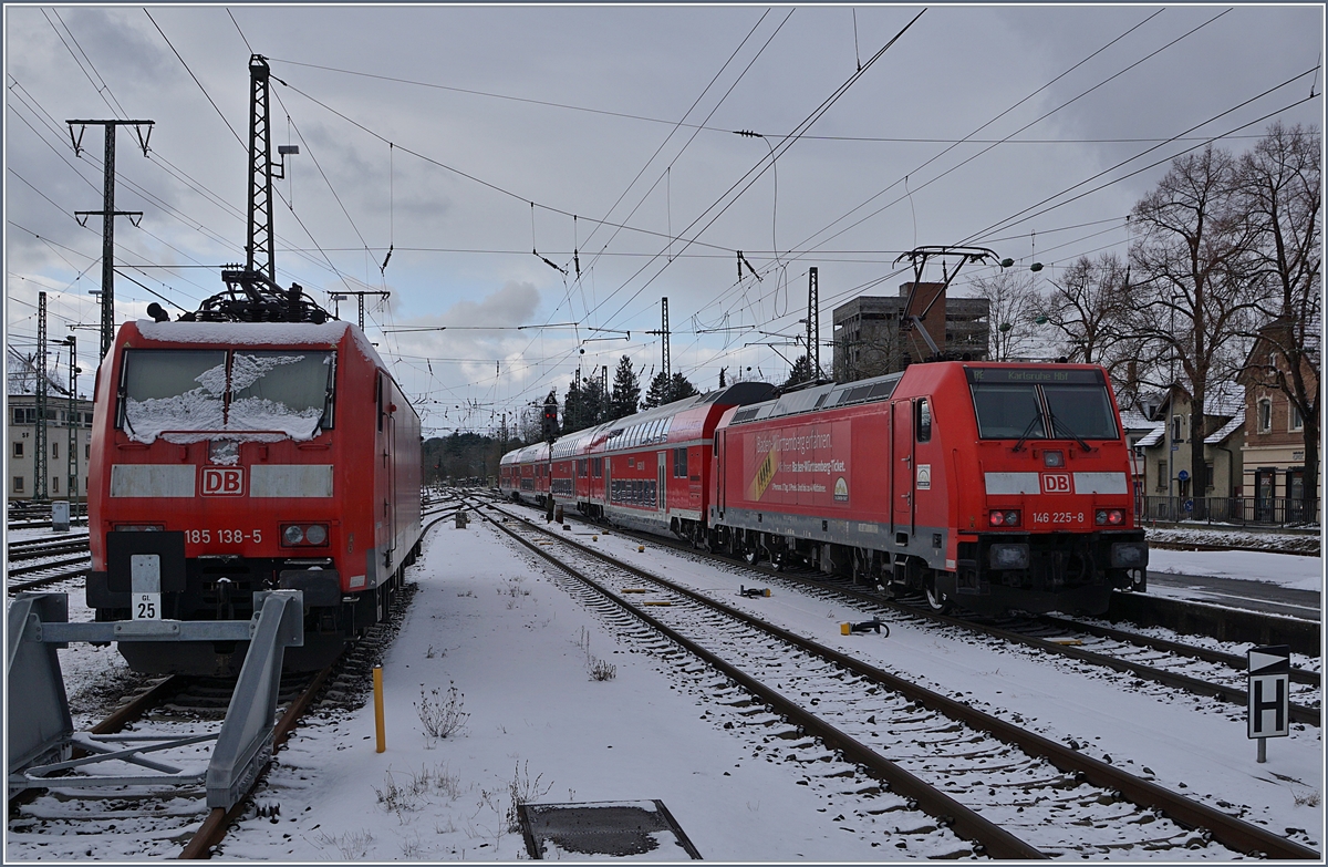 In the Singen Statin is the DB 185 138-5 waiting the next service, and the DB 146 225-8 is wiht his RE on the way to Karlsruhe.
09.12.2017