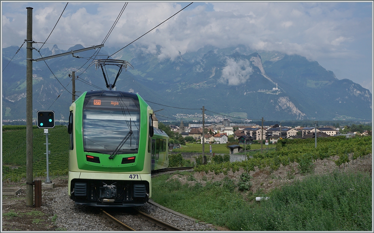 In the vineyard near Aigle, the new TPC ASD ABe 4/8 471 is on the way to Aigle. 

August 3, 2024