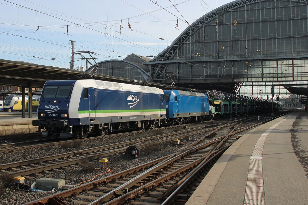 InteGro/PRESS 145 068 hauls a sister loco and one of the many car transporting trains through Bremen Hbf on 20 February 2026.