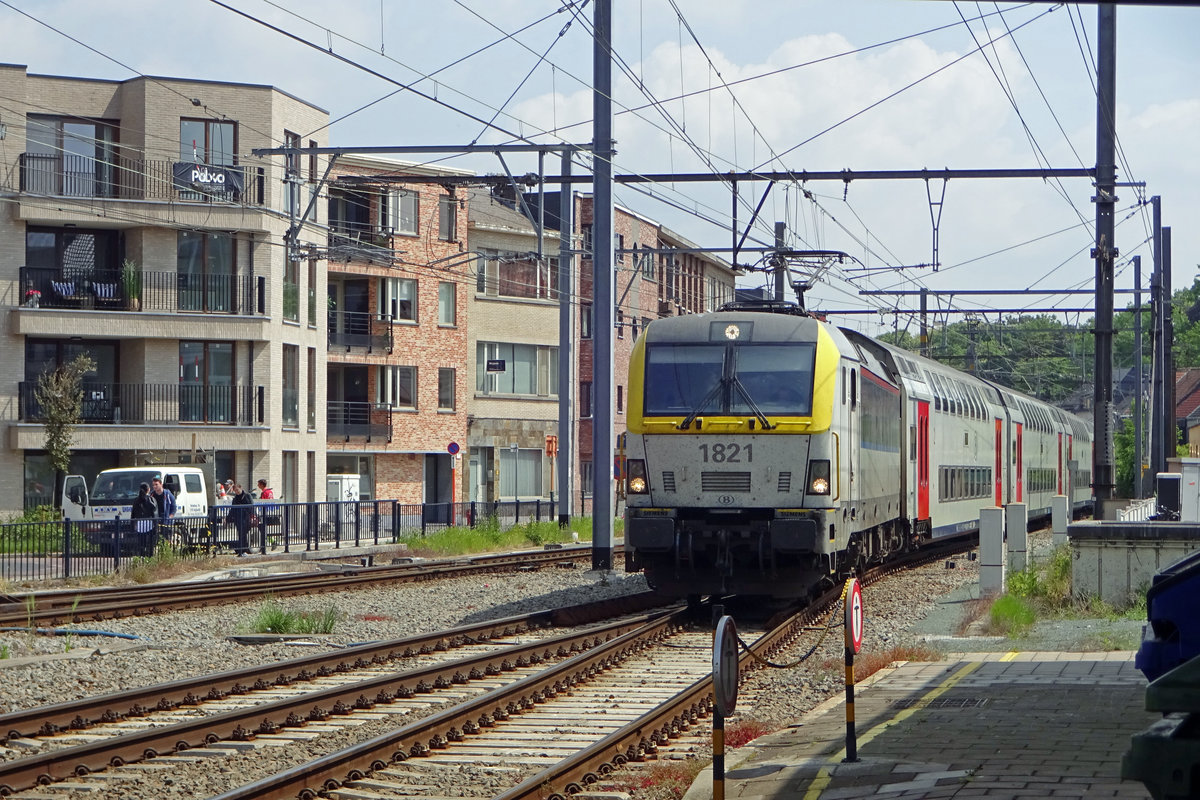 InterCity to Antwerpen with 1821 is about to call at Lier on 22 May 2019.