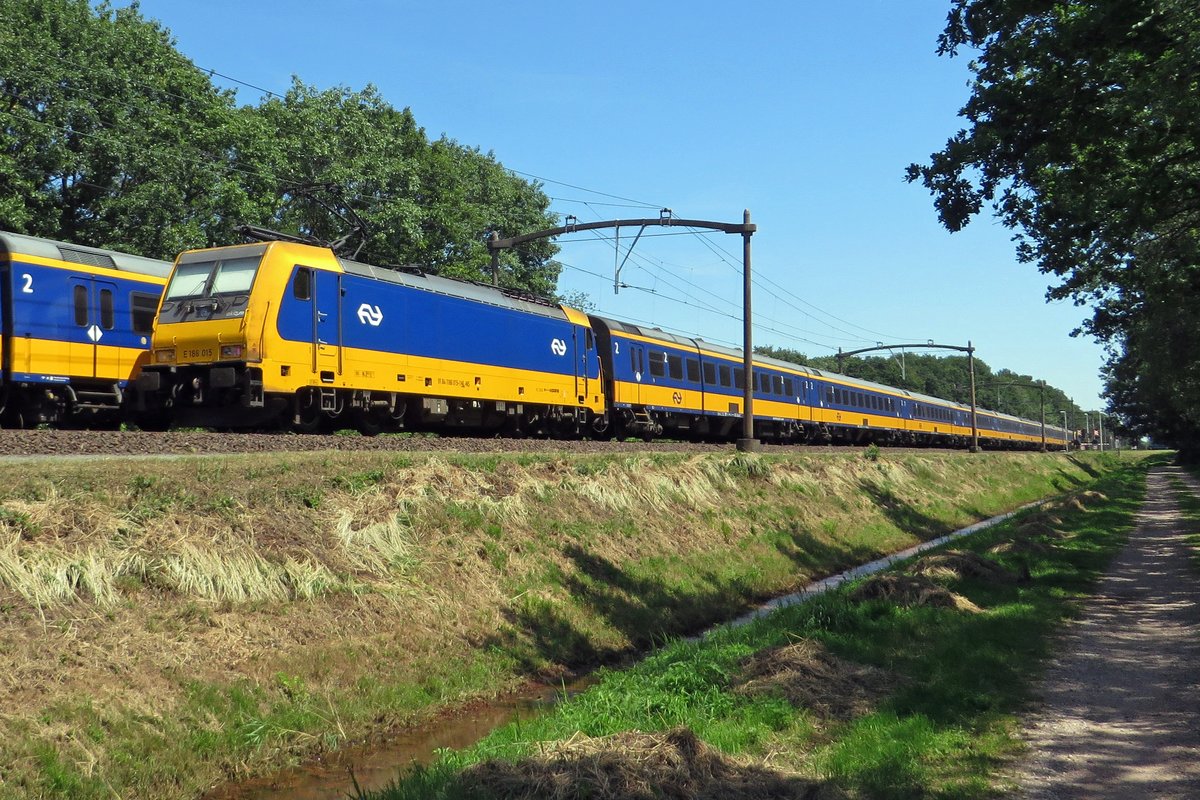 Intercity with 186 015 speeds through Tilburg Oude Warande on 24 June 2020.