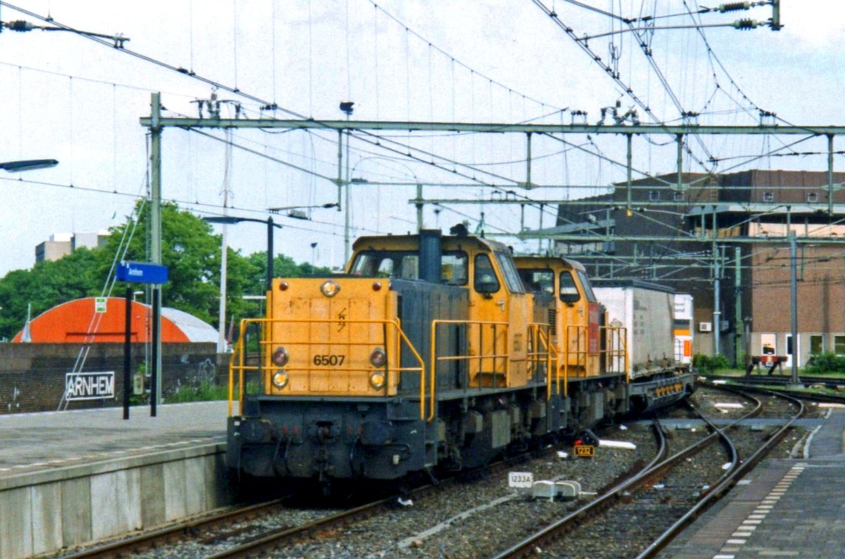 Intermodal service hauled by 6507 passes through Arnhem on 15 february 2001.