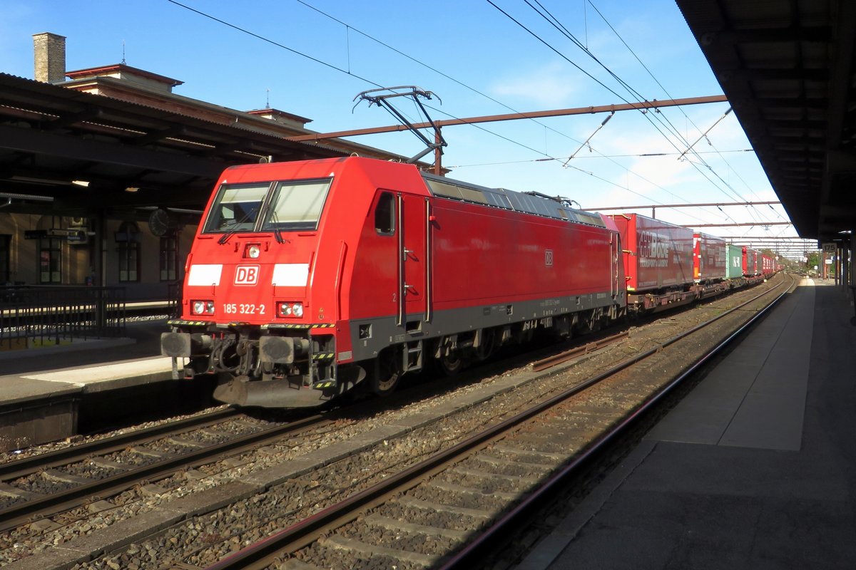 Intermodal service with 185 322 thunders through Roskilde on 17 September 2020.