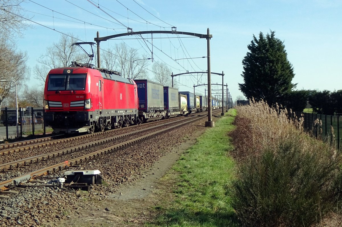 Intermodal shuttle with 193 353 at the reins thunders through Hulten on 21 February 2021.