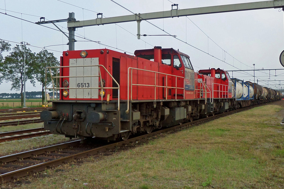 Intermodal train toward Kijfhoek is hauled through Lage Zwaluwe by 6513 on 22 September 2016.