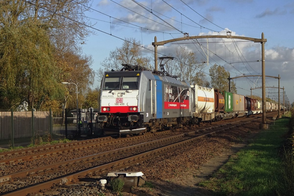 Intermodal train with 186 499 speeds through Hulten on 4 November 2020.