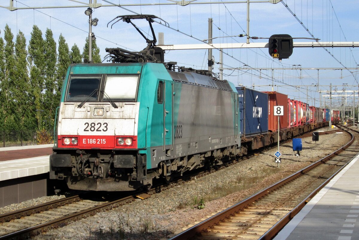 Intermodal train with 2823 thunders through Breda (NL, not IT) on 10 September 2016.