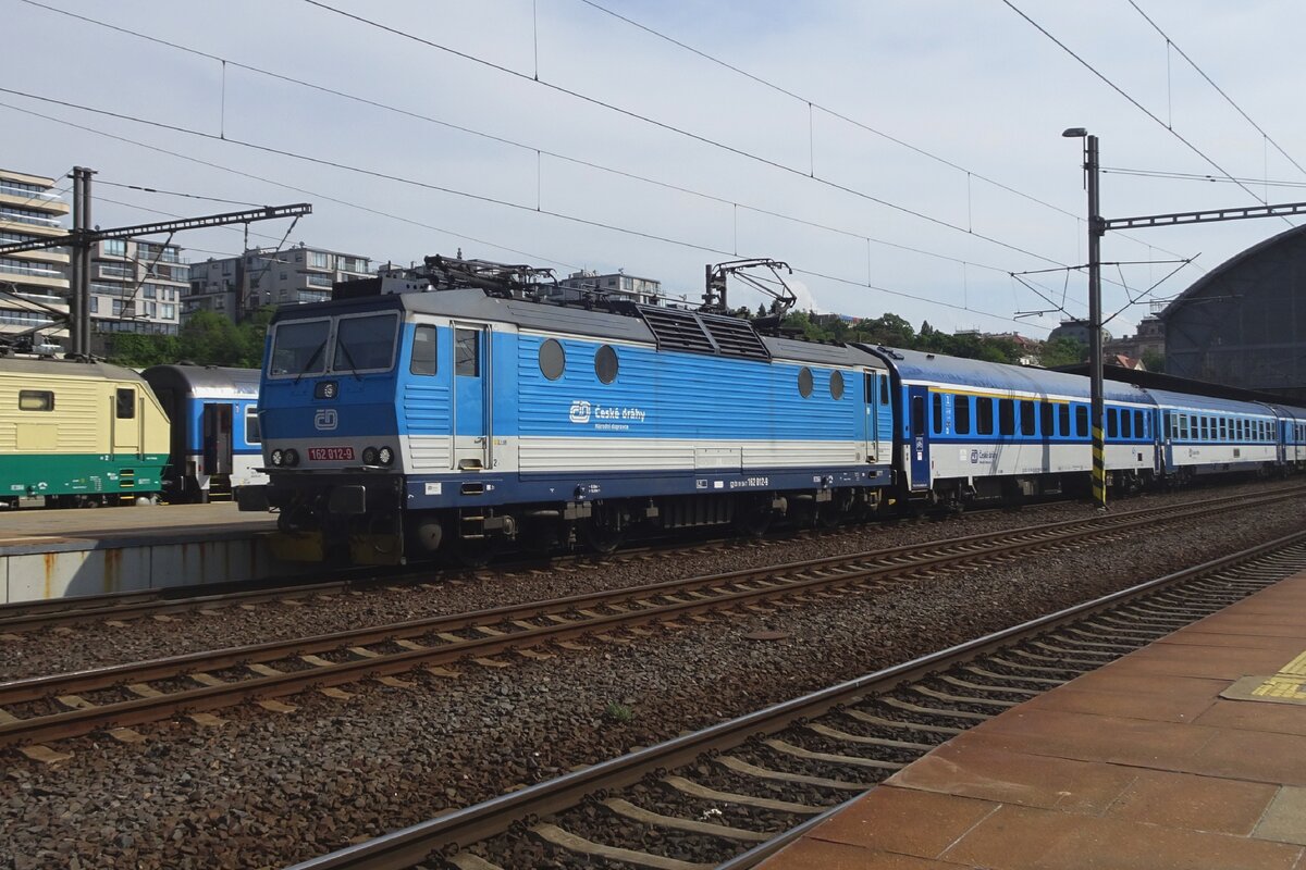 Into her twilights and in the Najbrt-II colour scheme, CD 162 012 stands at Praha hl.n. on 22 May 2023.