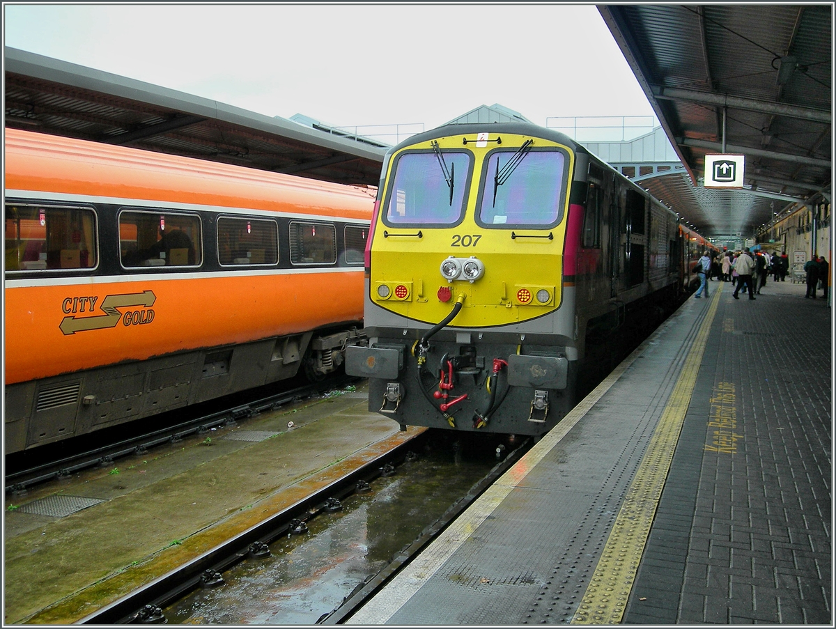 IR / CIE CC 207 in Dublin Heuston. 
on the left part a City-Gold IC Couche. 
05.10.2006