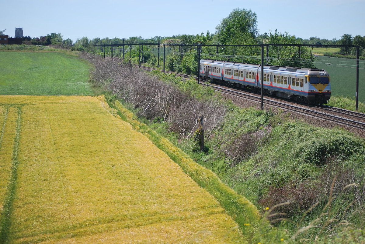 IR train commuting between Liège and Antwerp leaving Tongeren in June 2014. In the background stands the famous basilica of Notre Dame.