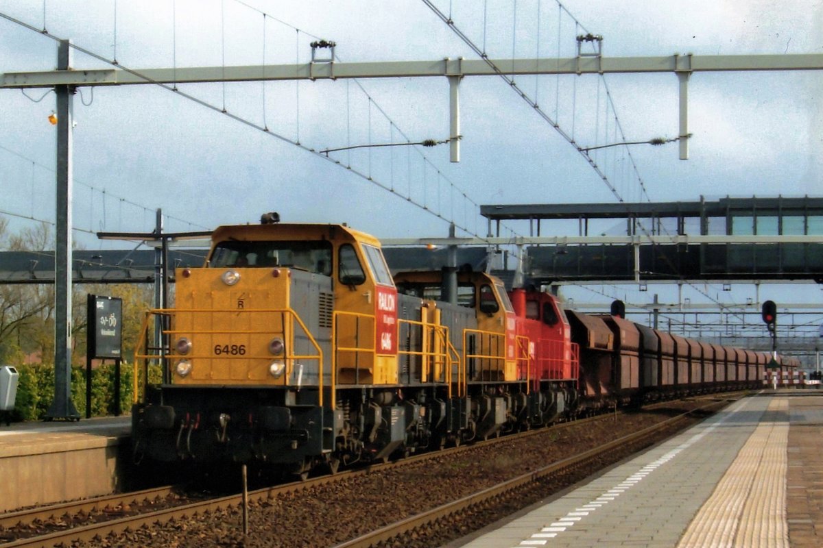 Iron ore train headed by 6486 thunders through Lage Zwaluwe on 2 September 2007.