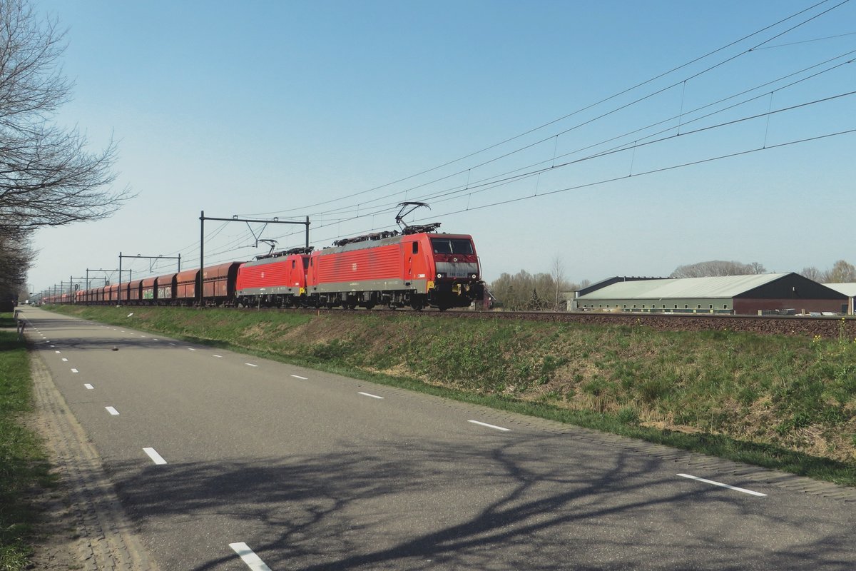 Iron ore train passes through Roond (between Boxtel and Oisterwijk) with 189 034 in charge on 31 March 2021.