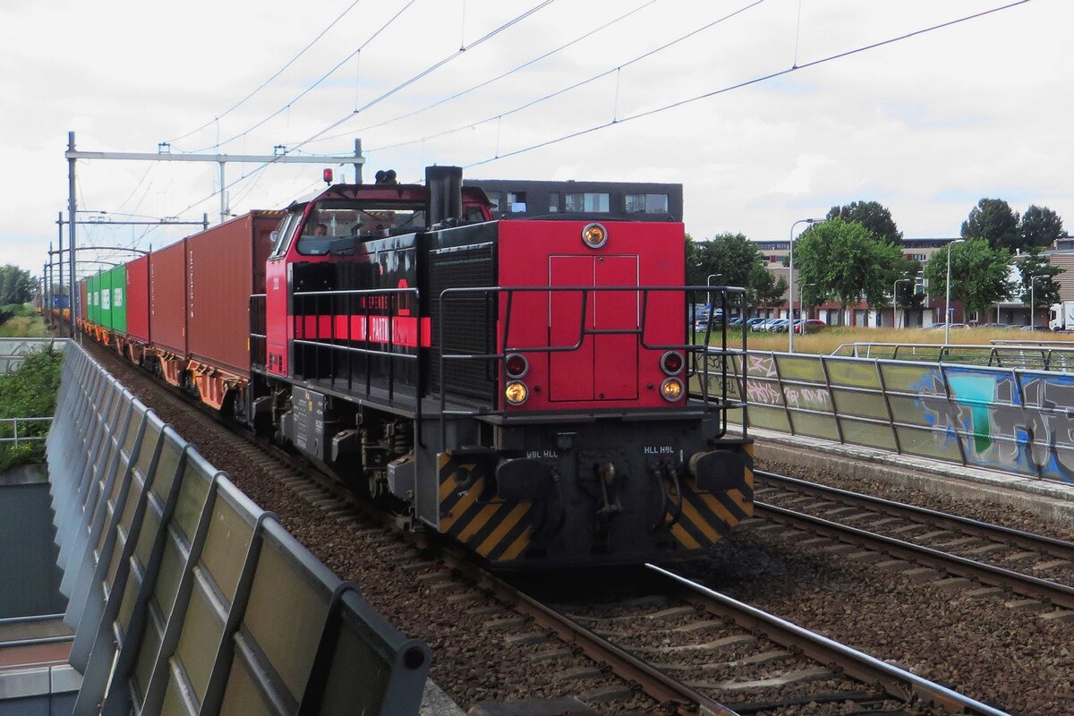 IRP 2212 hauls a container train through Tilburg-Reeshof on 7 July 2021. IRP is a daughter operator of Lineas.