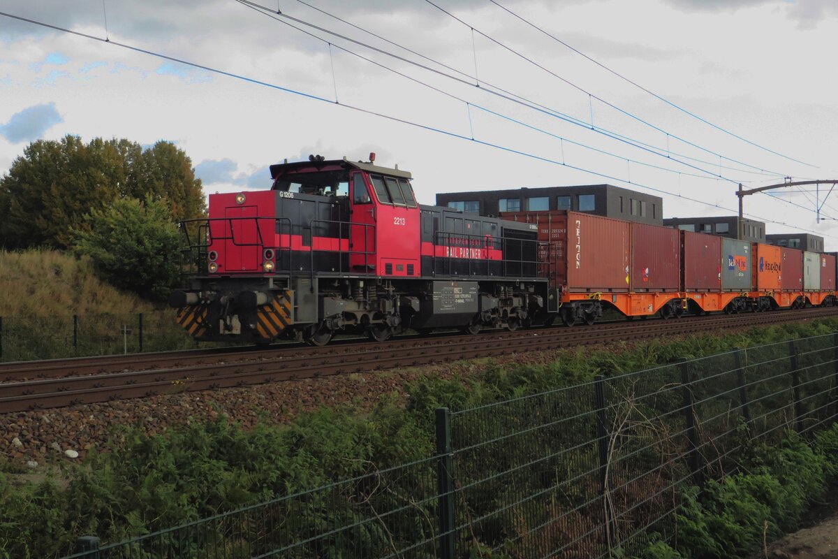IRP 2213 hauls a container train through Tilburg-Reeshof on 15 October 2021.IRP is a daughter operator of Lineas.